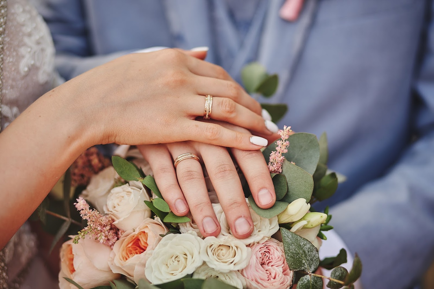 Көйлектердің астына труси киген қыздар